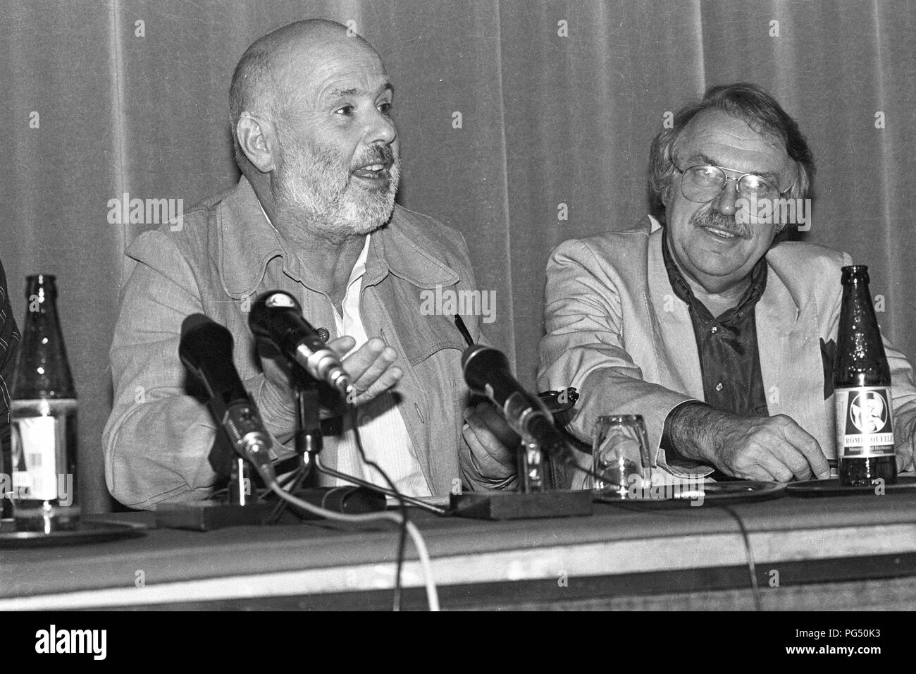 The Hungarian writer Istvan Eorsi gives a press conference at a meeting of the Oesterreichische Gesellschaft fuer Literatur (Austrian Literature Society) in Vienna in 1990. Right in the picture, the writer Pavel Kohout. Stock Photo
