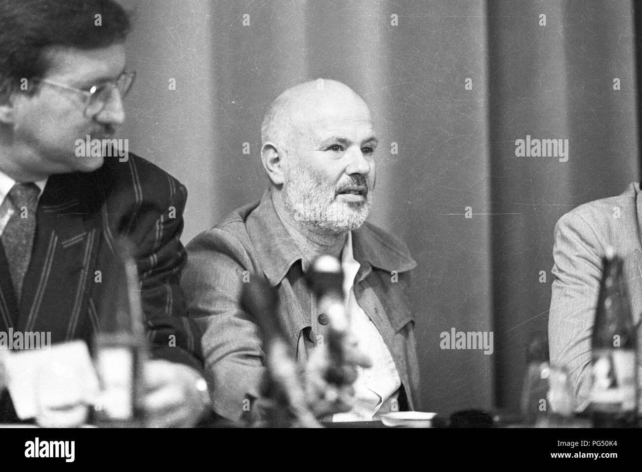 The Hungarian writer Istvan Eorsi gives a press conference at a meeting of the Oesterreichische Gesellschaft fuer Literatur (Austrian Literature Society) in Vienna in 1990. Stock Photo