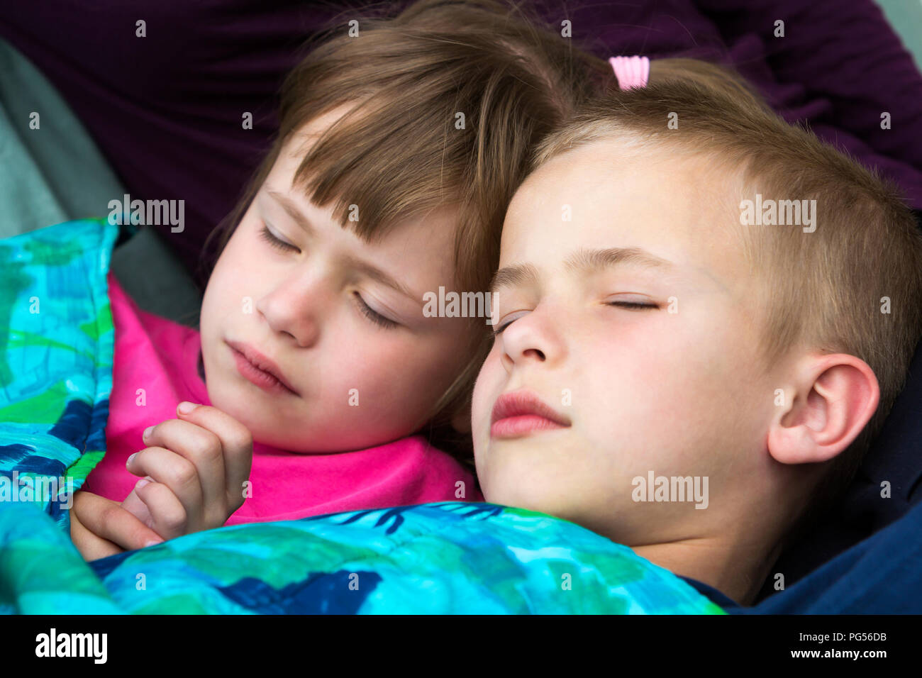 Спал с сестрой друга. Спящие детки брат и сестра. Сестренка и спящий брат. Спящую сестренку.