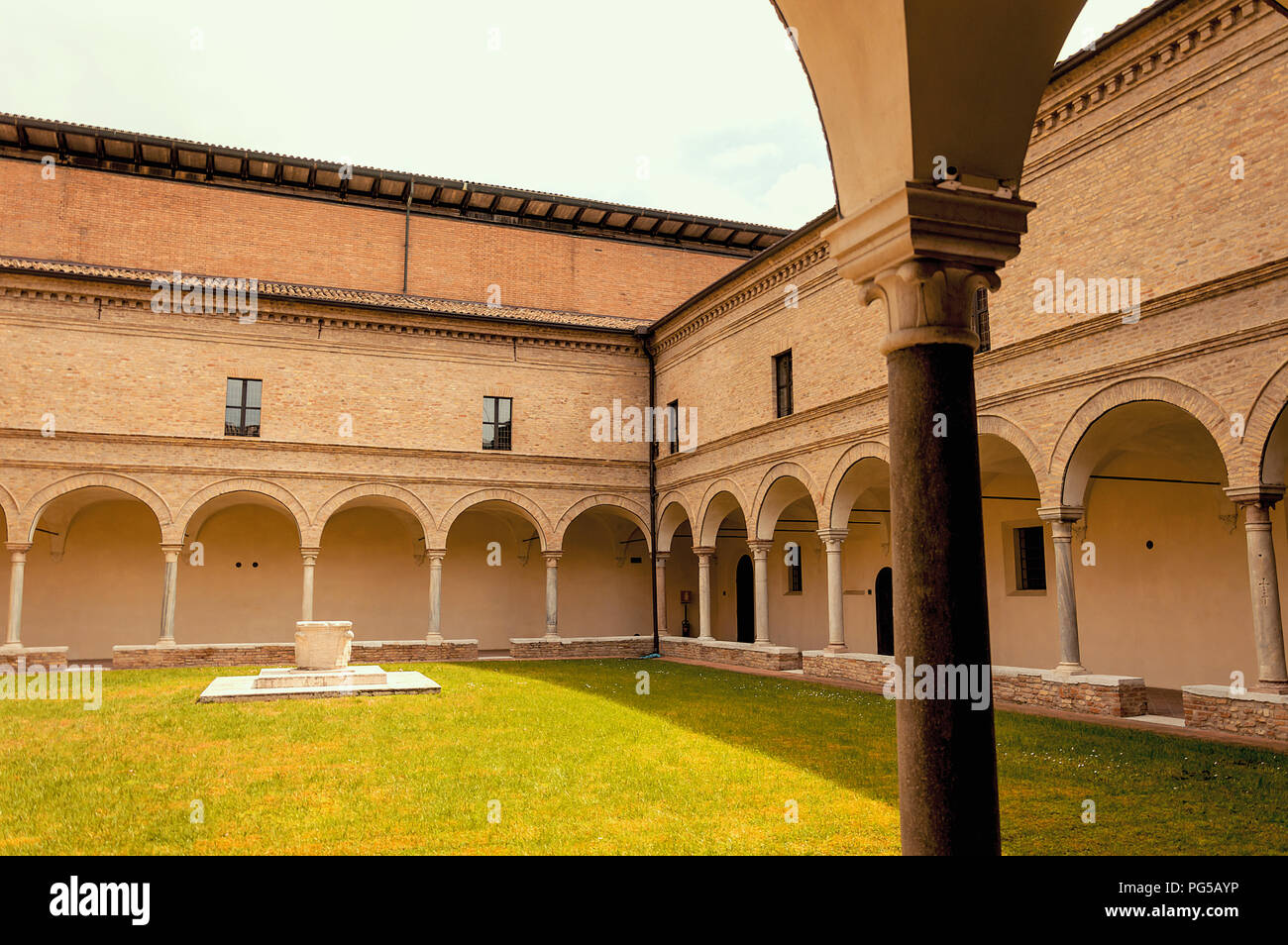 Monument in the medieval center of Ravenna Stock Photo - Alamy