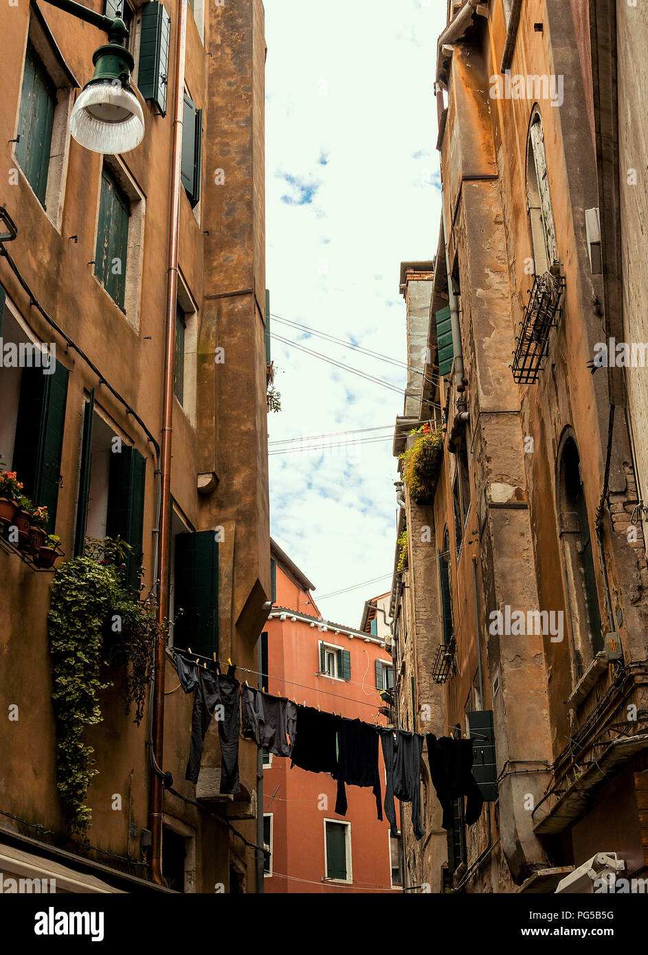 Venice alley tourist hi-res stock photography and images - Alamy