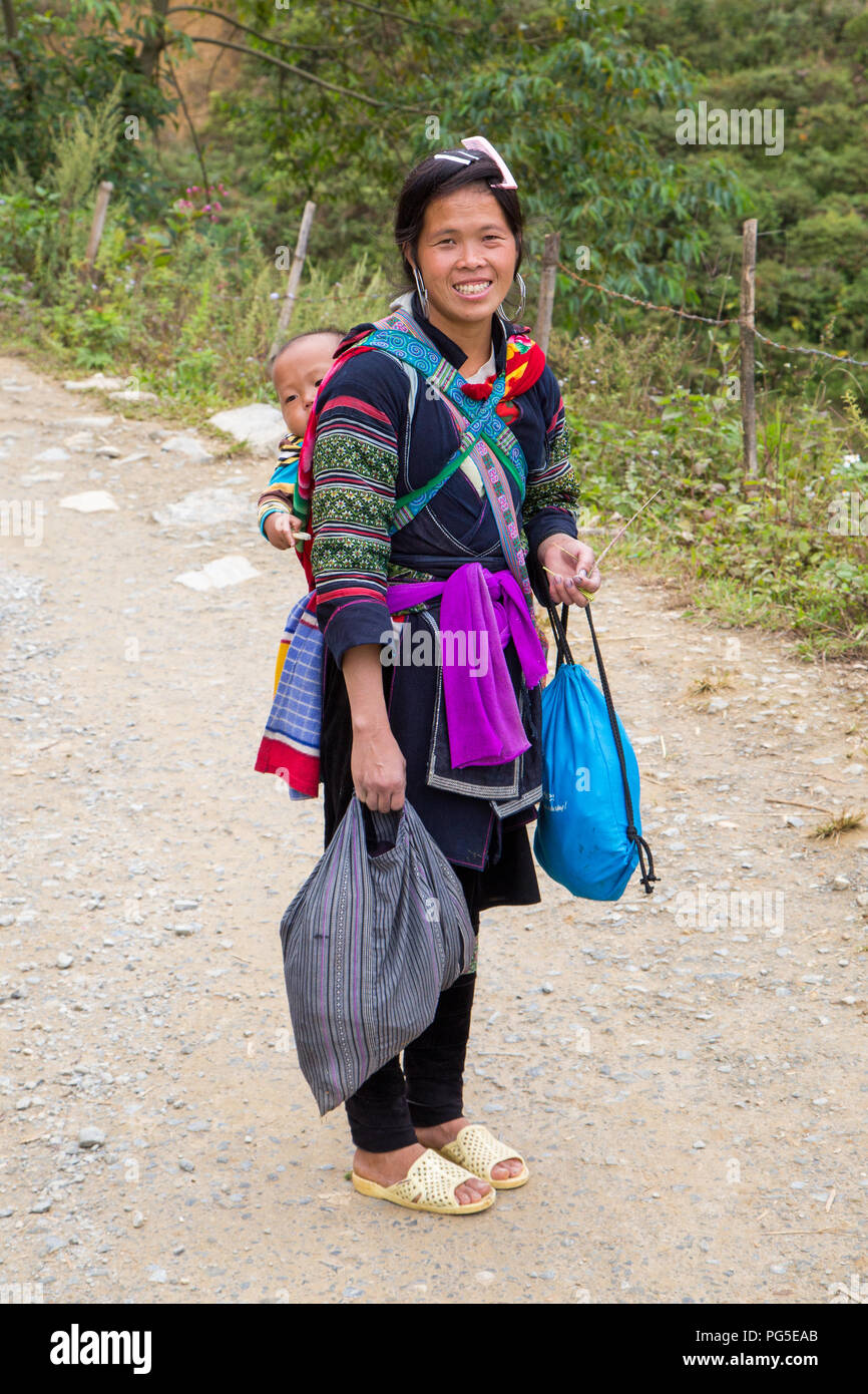 Woman and child of the Black Hmong community, Sapa, Vietnam Stock Photo