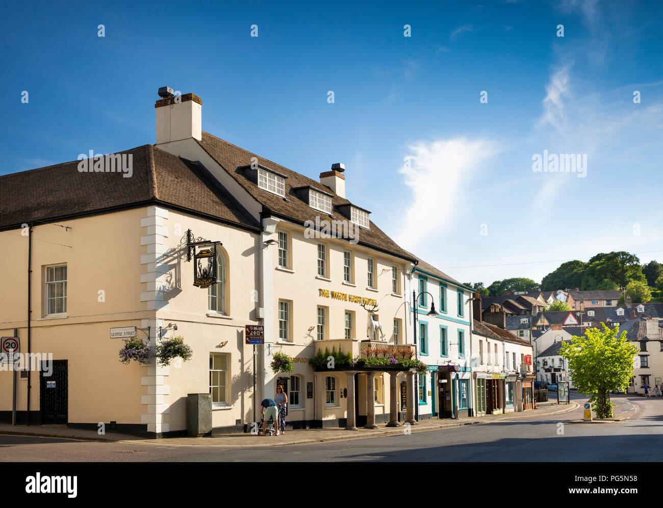 UK, England, Devon, Okehampton, Fore Street, Wetherspoon’s White Hart Hotel Stock Photo