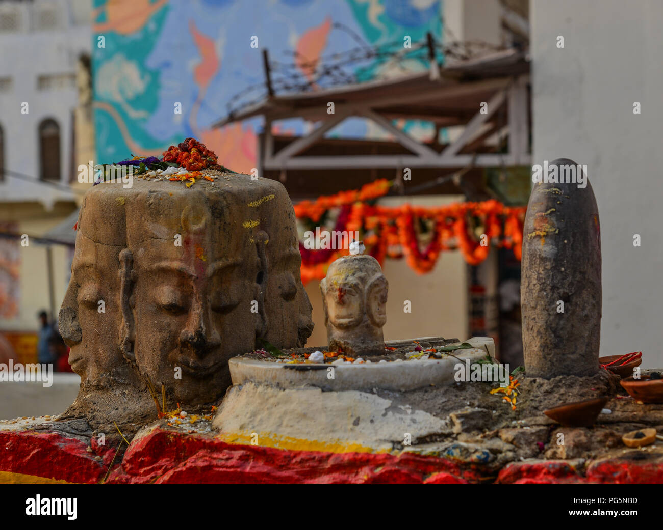 Roof hindu temple statues hi-res stock photography and images - Alamy