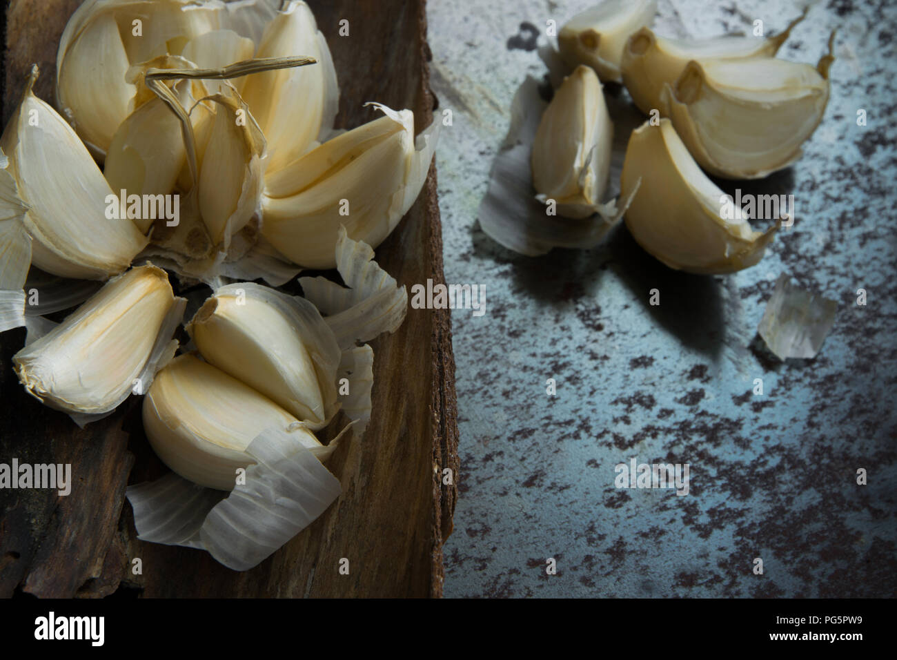 Ripe garlic cloves on rustic background, space for text Stock Photo - Alamy