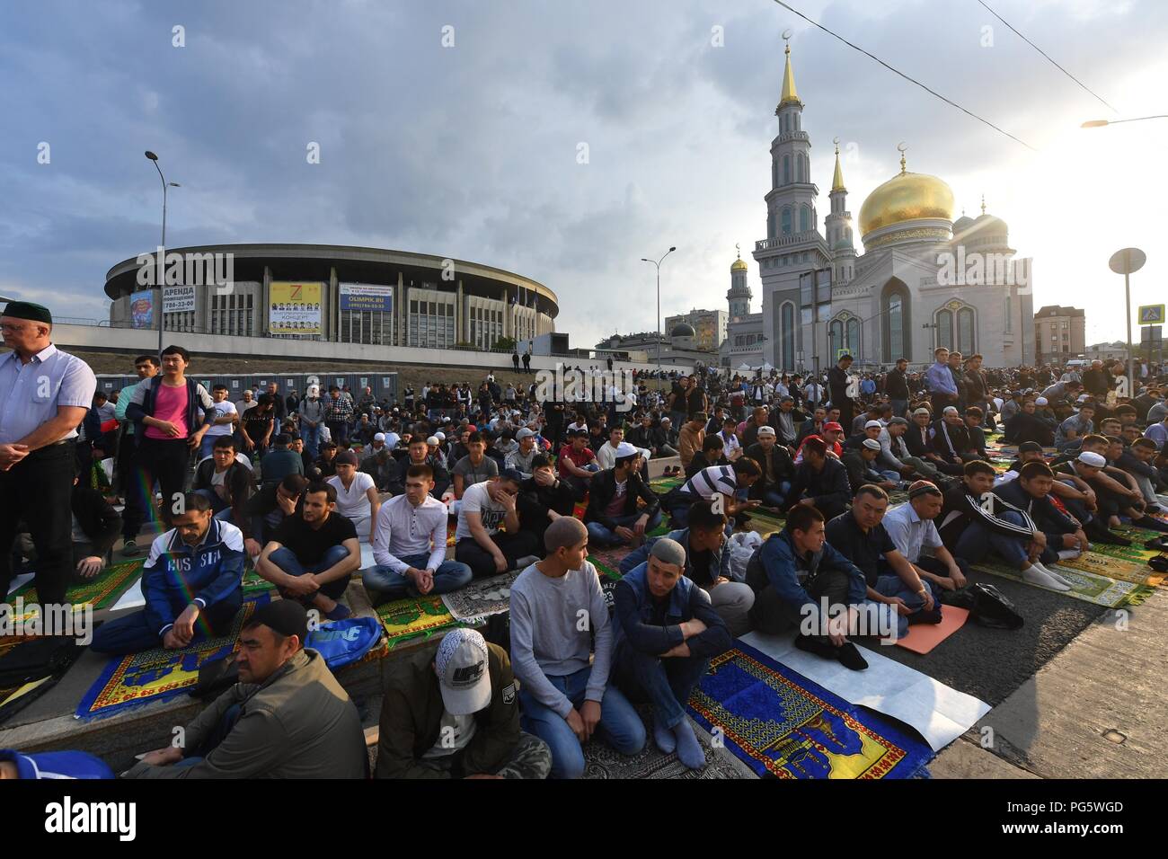 August 21, 2018. - Russia, Moscow. - Muslims during the Eid al-Adha service  outside the Moscow Cathedral Mosque Stock Photo - Alamy