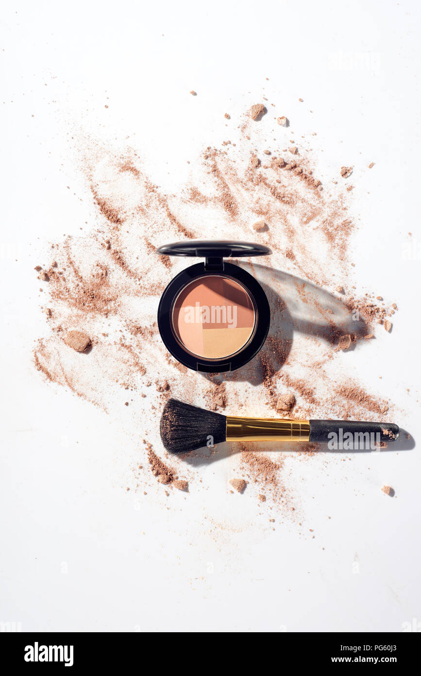 Contouring palette with brush on white background Stock Photo Alamy