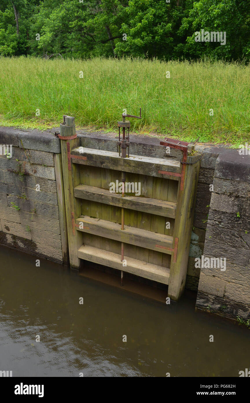Gate at James River Restored Lock And Canal Stock Photo Alamy