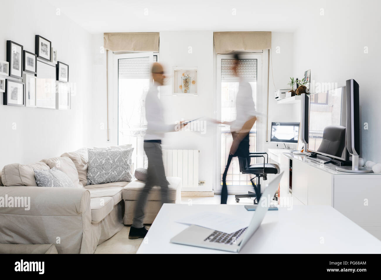 Busy moving hi-res stock photography and images - Alamy