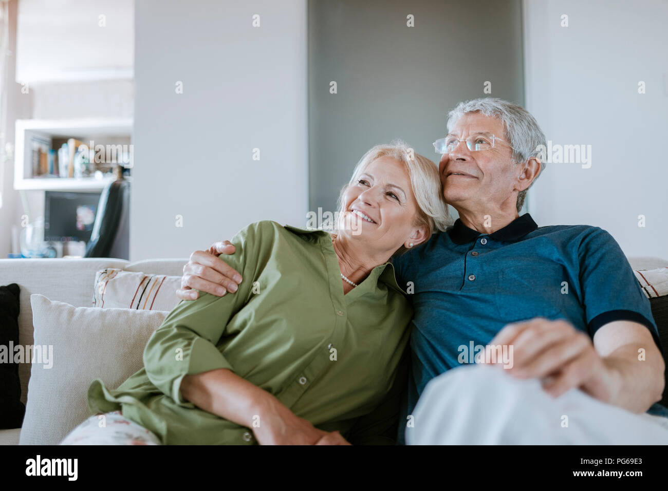 Old man sitting on couch smiling hi-res stock photography and images ...