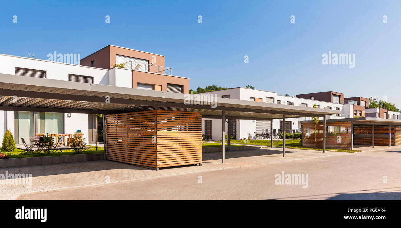 Germany, Bavaria, Neu-Ulm, Thalfingen, modern one-family houses, efficiency houses, carport Stock Photo