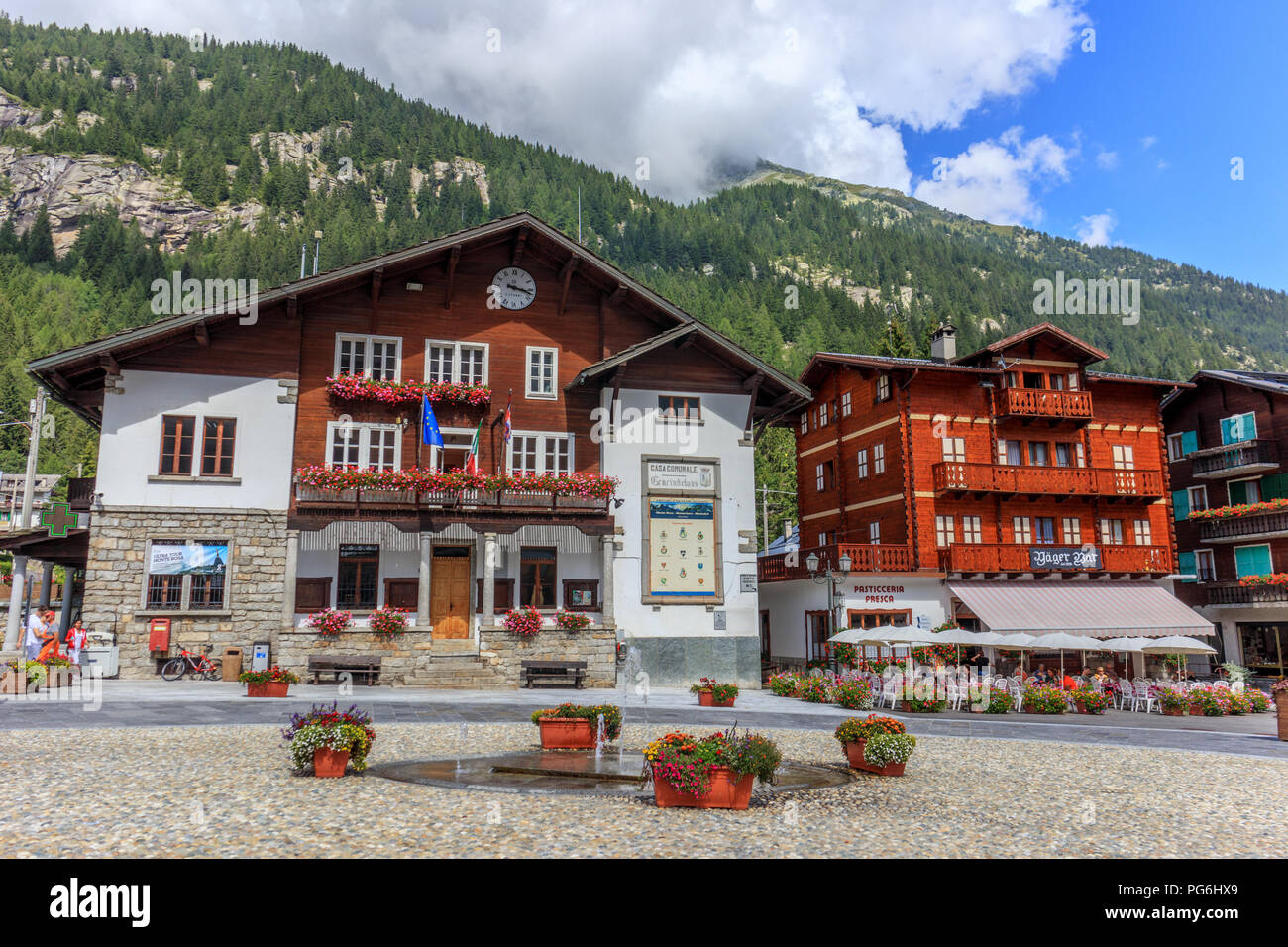 Typical alpine houses in Staffa (Macugnaga Stock Photo Alamy