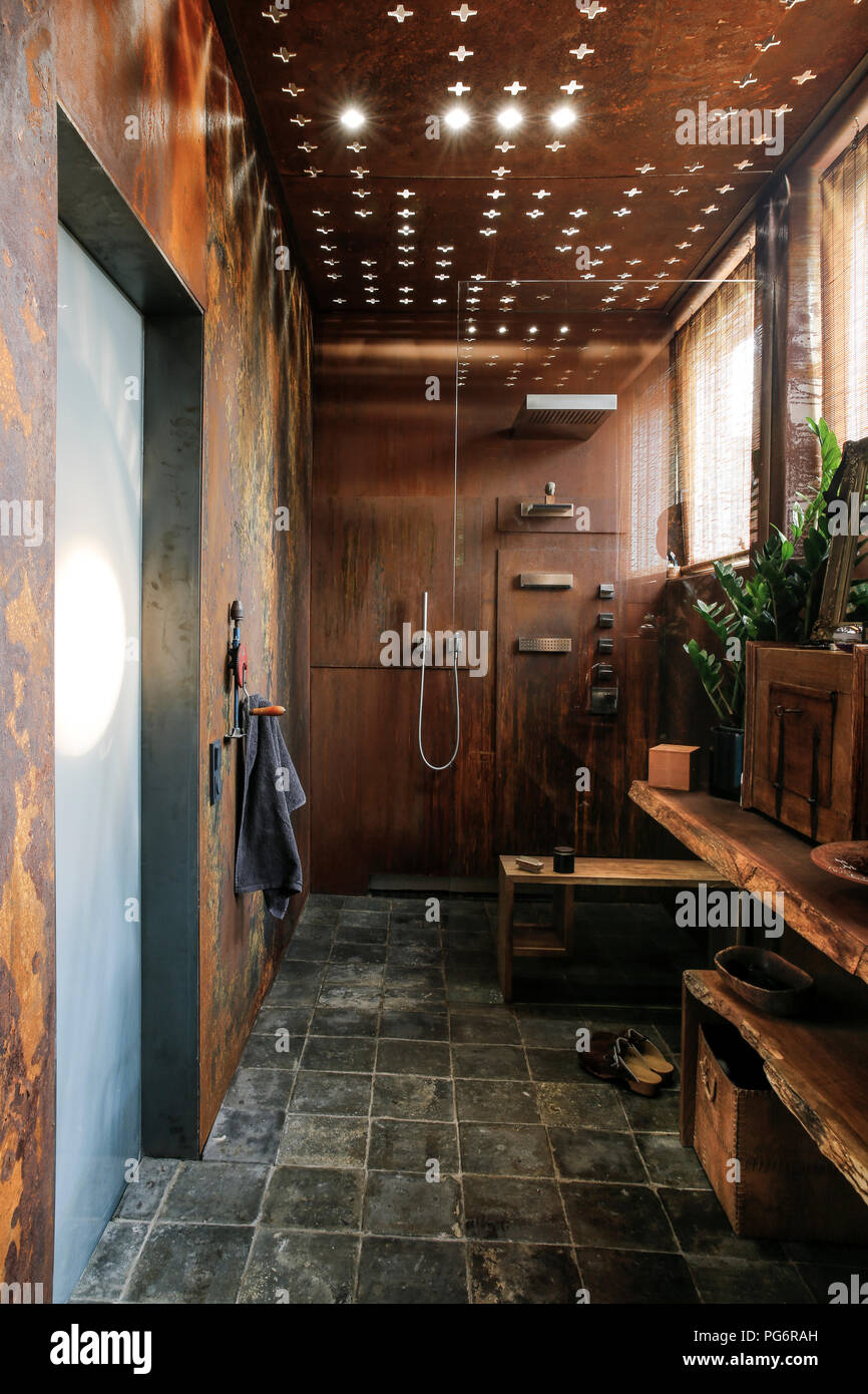 Modern bathroom with corten steel wall cladding and ceiling light effects Stock Photo