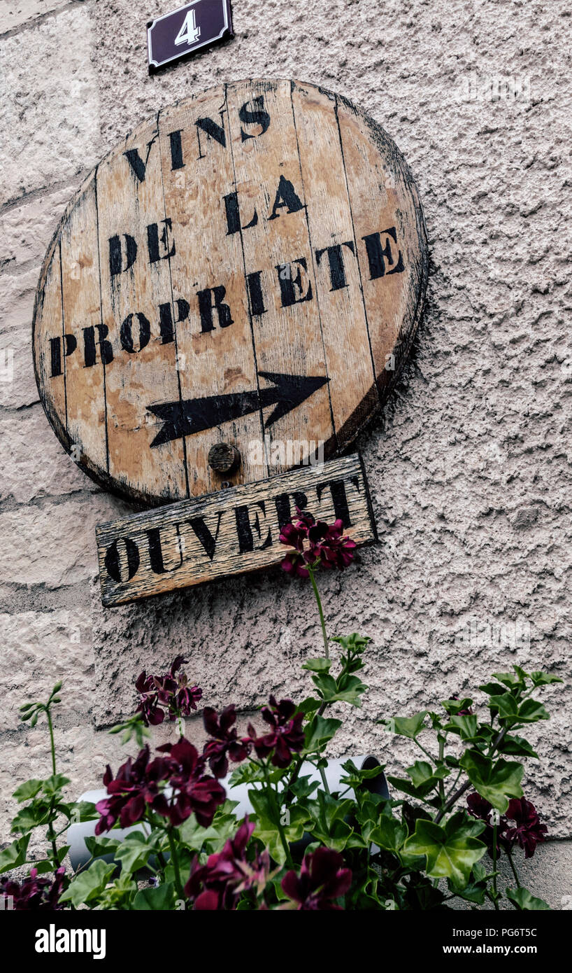 'Vins de la Propriete Ouvert' sign, rustic sign inviting wine tasting and buying at the winery property, Burgundy Côte d'Or France Stock Photo