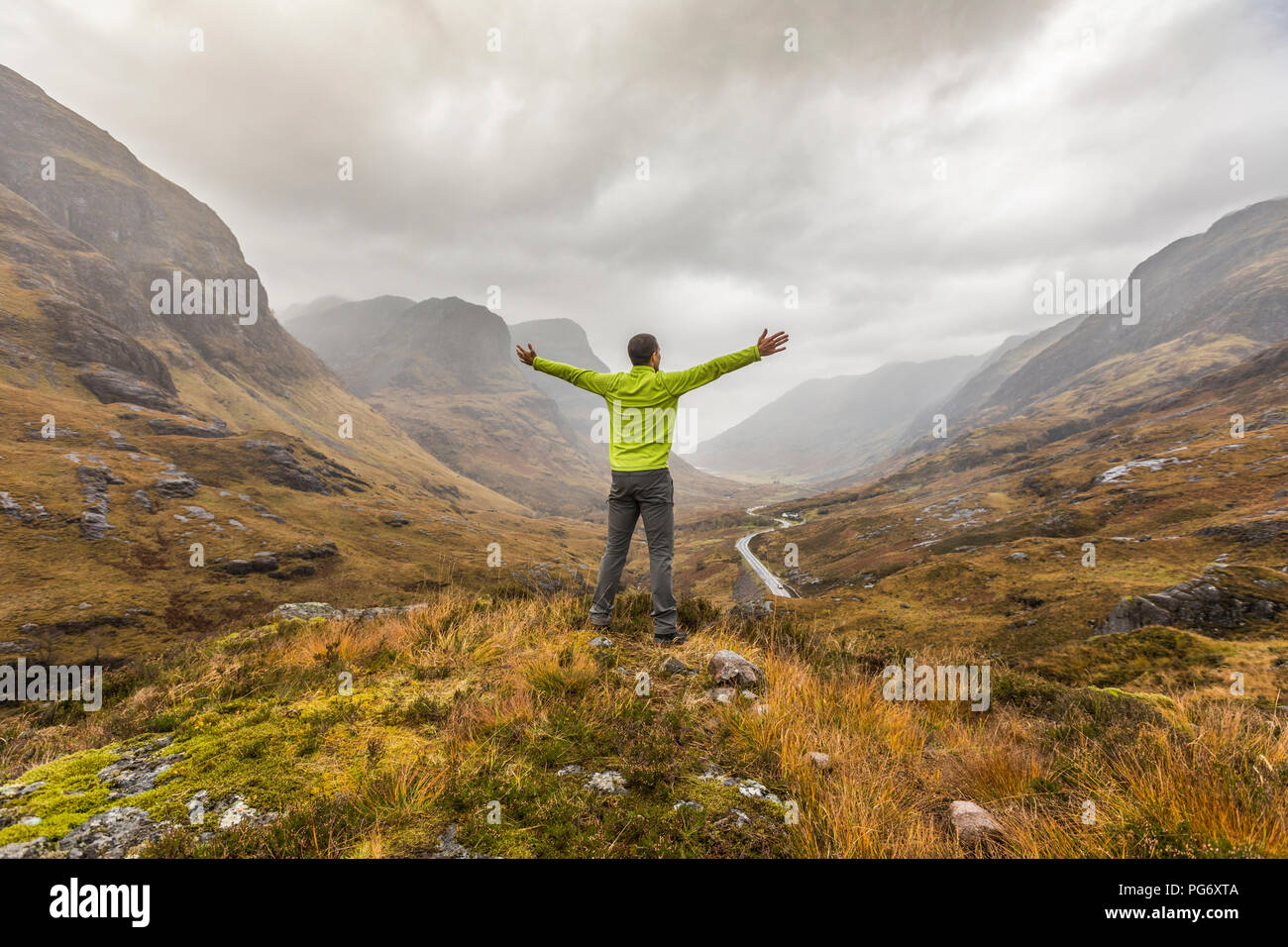 UK, Scotland, man in the Scottish highlands near Glencoe with a view on the Three Sisters Stock Photo