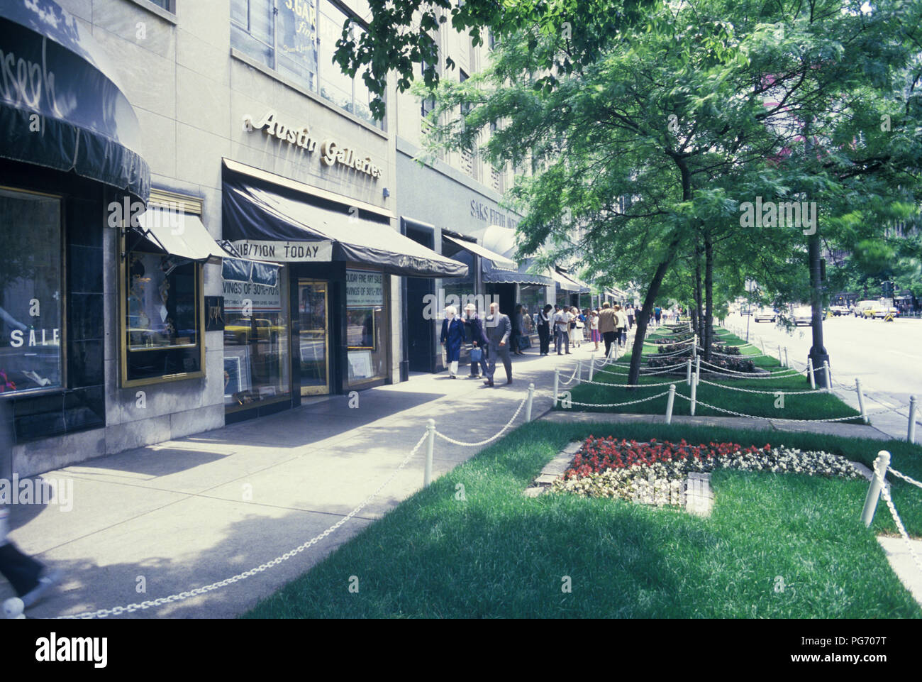 1988 HISTORICAL STREET SCENE NORTH MICHIGAN AVE CHICAGO ILLINOIS USA Stock Photo