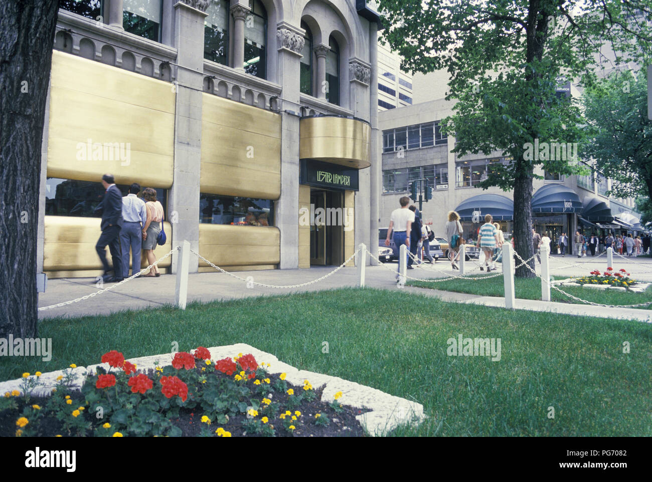 1988 HISTORICAL STREET SCENE NORTH MICHIGAN AVE CHICAGO ILLINOIS USA Stock Photo