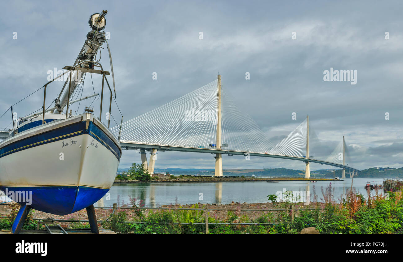NEW FORTH ROAD BRIDGE QUEENSFERRY CROSSING THE BRIDGE IN EARLY MORNING SUNSHINE WITH OLD YACHT Stock Photo