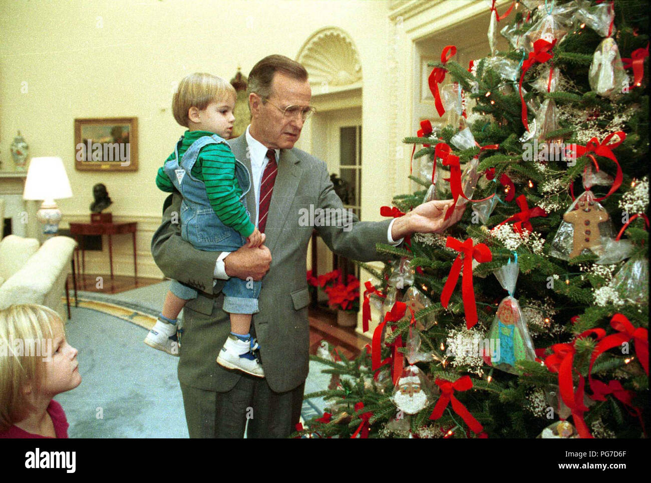 President Bush Shows his Grandson, Walker, the Oval Office Christmas Tree 12 9 1991 Stock Photo