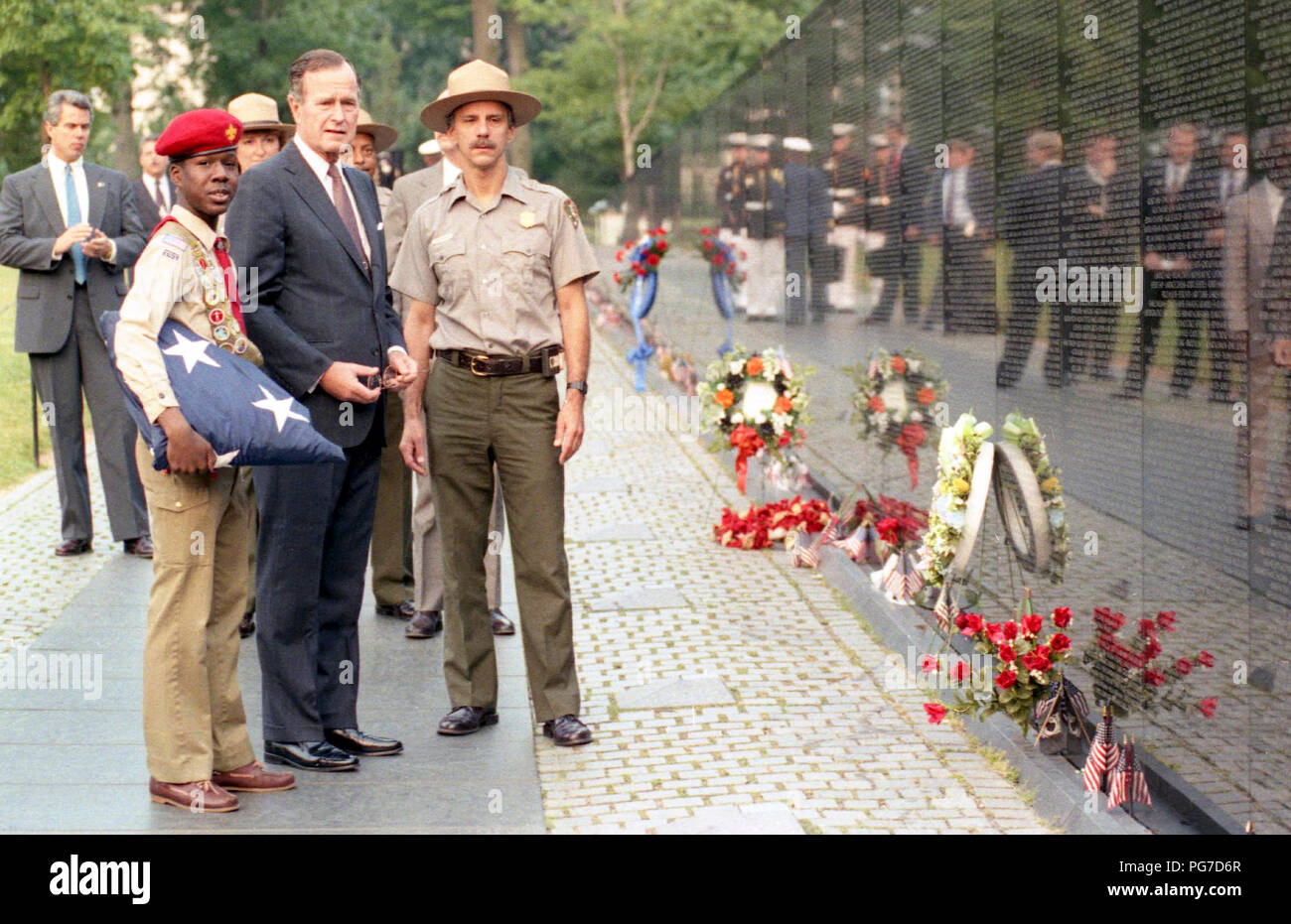President Bush Visits the Vietnam Veterans Memorial 7 14 1990 Stock Photo
