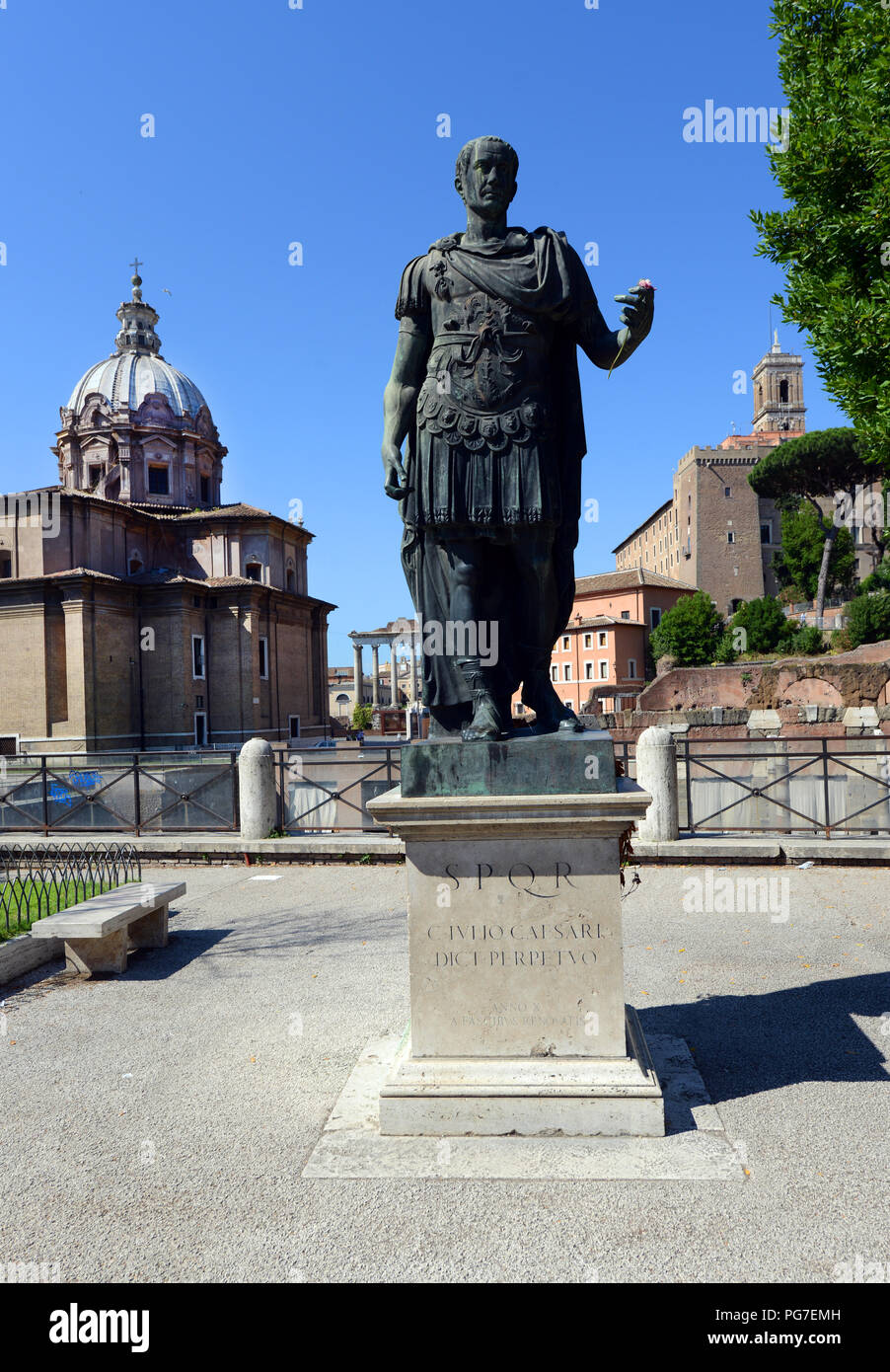 Giulio cesare statua fori imperiali hires stock photography and images
