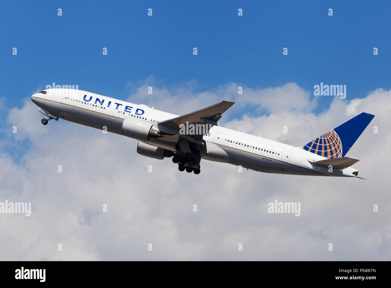 American airlines 777 200 hi-res stock photography and