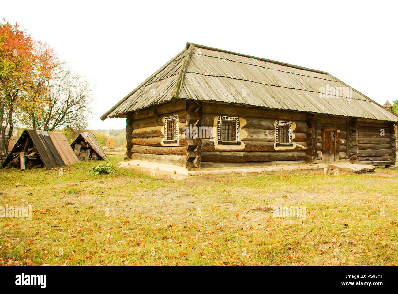 traditional ukrainian rural cottage with a straw roof Stock Photo - Alamy