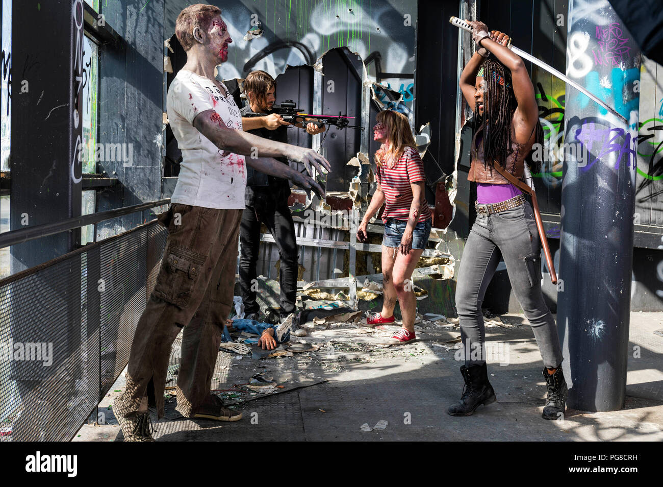 Cosplay photoshoot 'The Walking Dead' with Clémentine as Michonne, goalie as Daryl Dixon and Maria and Tschiponnique as zombies on the Expo site. Hanover, 23.08.2018 | usage worldwide Stock Photo