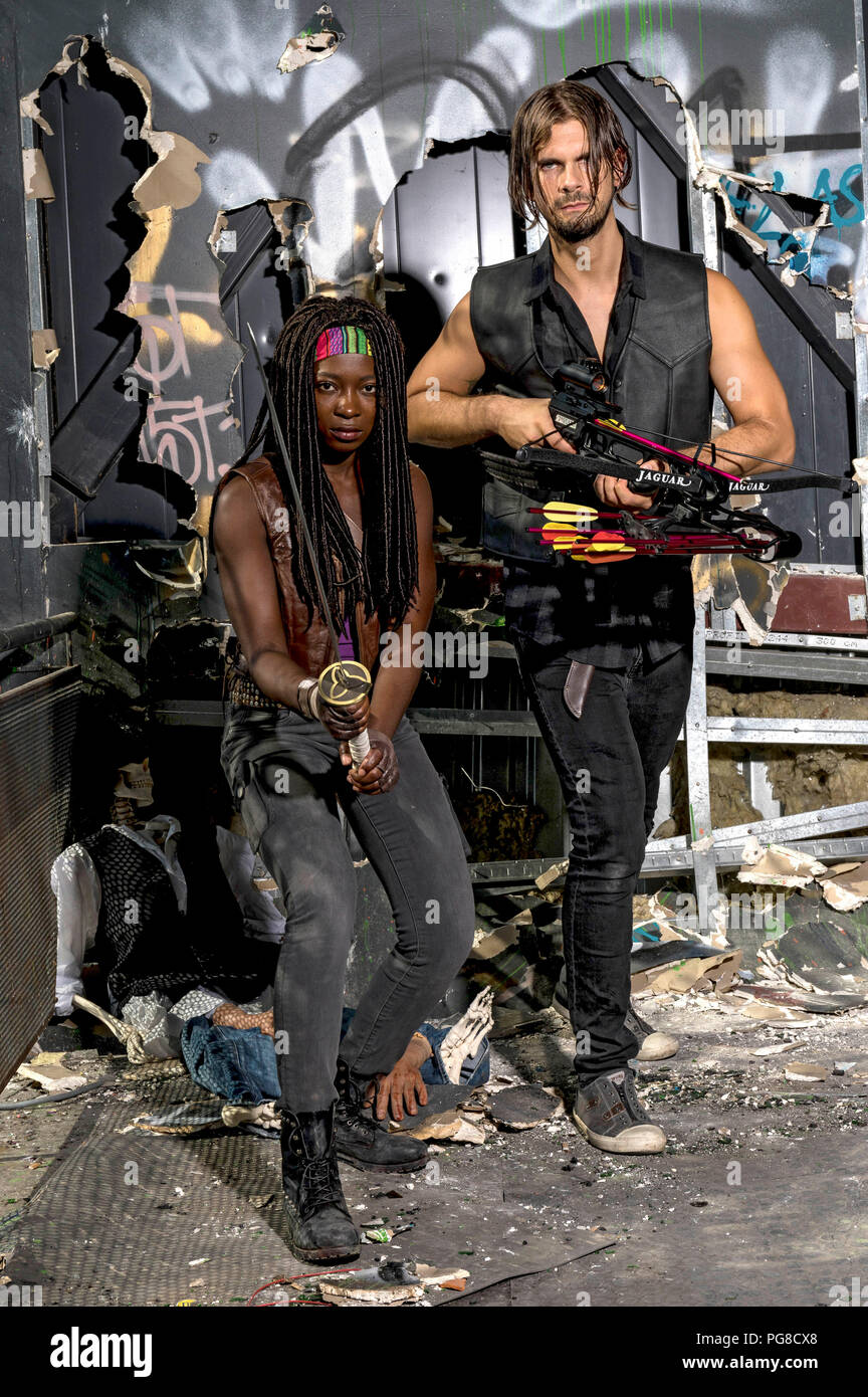 Hanover Deutschland 23rd Aug 18 Cosplay Photoshoot The Walking Dead With Clementine As Michonne And Goalben As Daryl Dixon At The Expo Site Hanover 23 08 18 Usage Worldwide Credit Dpa Alamy Live News