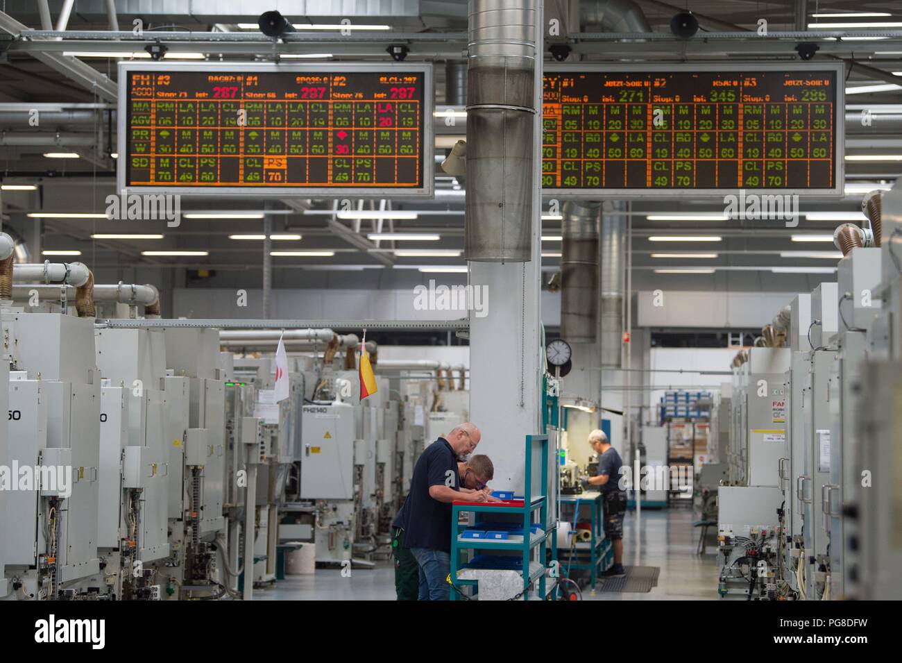 Bernsdorf, Germany. 24th Aug, 2018. Workers at TD Deutsche Klimakompressor  GmbH (TDDK) are standing in a production hall. On the same day, the 50  millionth compressor was handed over at the production