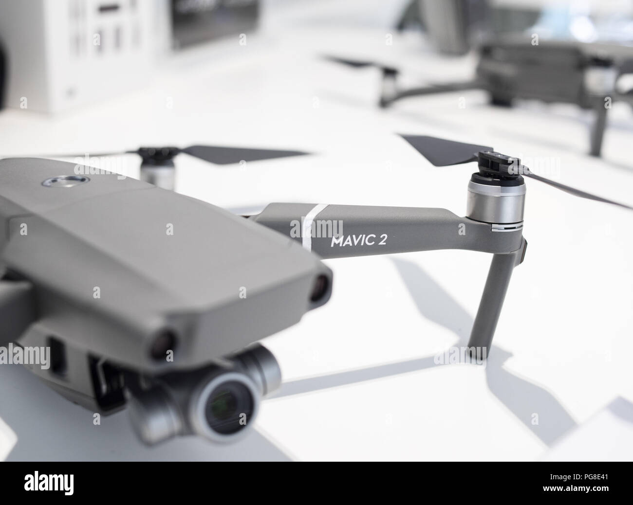 Hong Kong, Hong Kong Island. 24th Aug, 2018. A close up look at the DJI  Mavic 2 Zoom drone at the Chinese multinational technology company DJI  flagship store in Hong Kong.Drone manufacturing