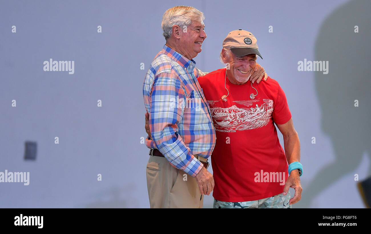 Hollywood, FL, USA. 23rd Aug, 2018. Bob Graham puts his arm around Jimmy Buffett during a free GOTV concert in support of Gwen Graham, Thursday, August 23, 2018, at the Hollywood ArtsPark Amphitheater Credit: Sun-Sentinel/ZUMA Wire/Alamy Live News Stock Photo