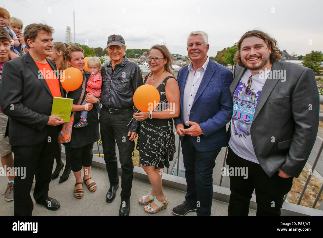 Worms, Germany. 24th August 2018. Actor Peter Englert (right), who initiated the renaming of the bridge to Terence-Hill-Bridge, Terence Hill (4th right) and the Lord Mayor of Worms Michael Kissel (2nd right) pose with members of the Karl-Kubel-Foundation for the press. Italian actor Terence Hill visited the German city of Worms, to present his new movie (My Name is somebody). Terence Hill added the stop in Worms to his movie promotion tour in Germany, to visit a pedestrian bridge, that is unofficially named Terence-Hill-Bridge (officially Karl-Kubel-Bridge). Stock Photo