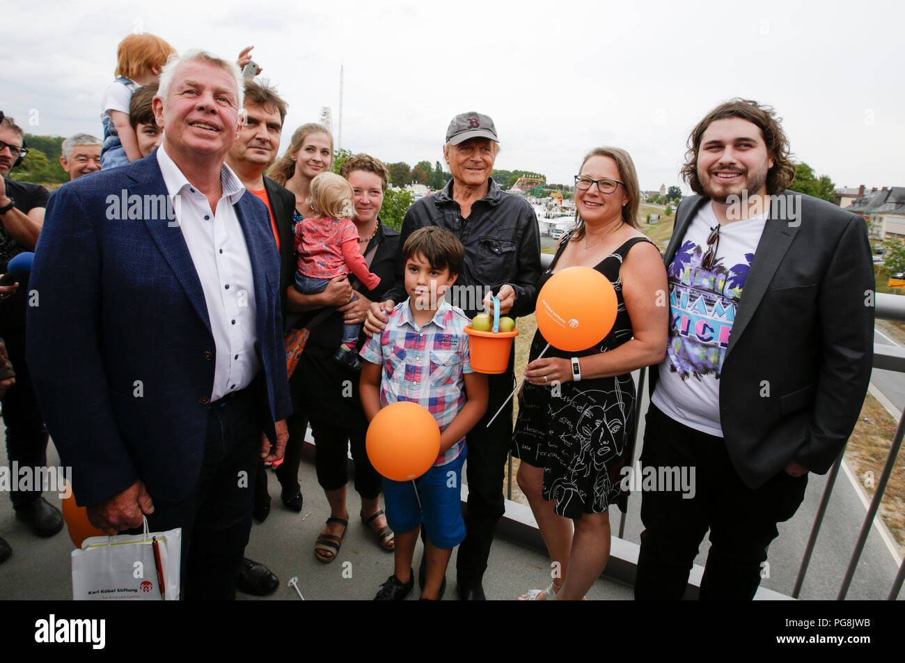 Worms, Germany. 24th August 2018. Actor Peter Englert (right), who initiated the renaming of the bridge to Terence-Hill-Bridge, Terence Hill (middle) and the Lord Mayor of Worms Michael Kissel (left) pose with members of the Karl-Kubel-Foundation for the press. Italian actor Terence Hill visited the German city of Worms, to present his new movie (My Name is somebody). Terence Hill added the stop in Worms to his movie promotion tour in Germany, to visit a pedestrian bridge, that is unofficially named Terence-Hill-Bridge (officially Karl-Kubel-Bridge). Stock Photo