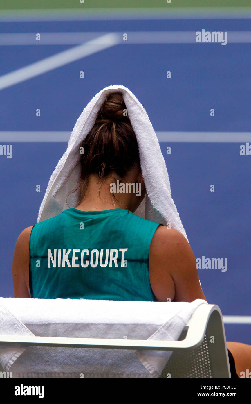 New York, USA, August 24, 2018 - US Open Tennis Practice: Romania's Simona  Halep rests with a towel atop her head after practicing today at the Billie  Jean King National Tennis Center