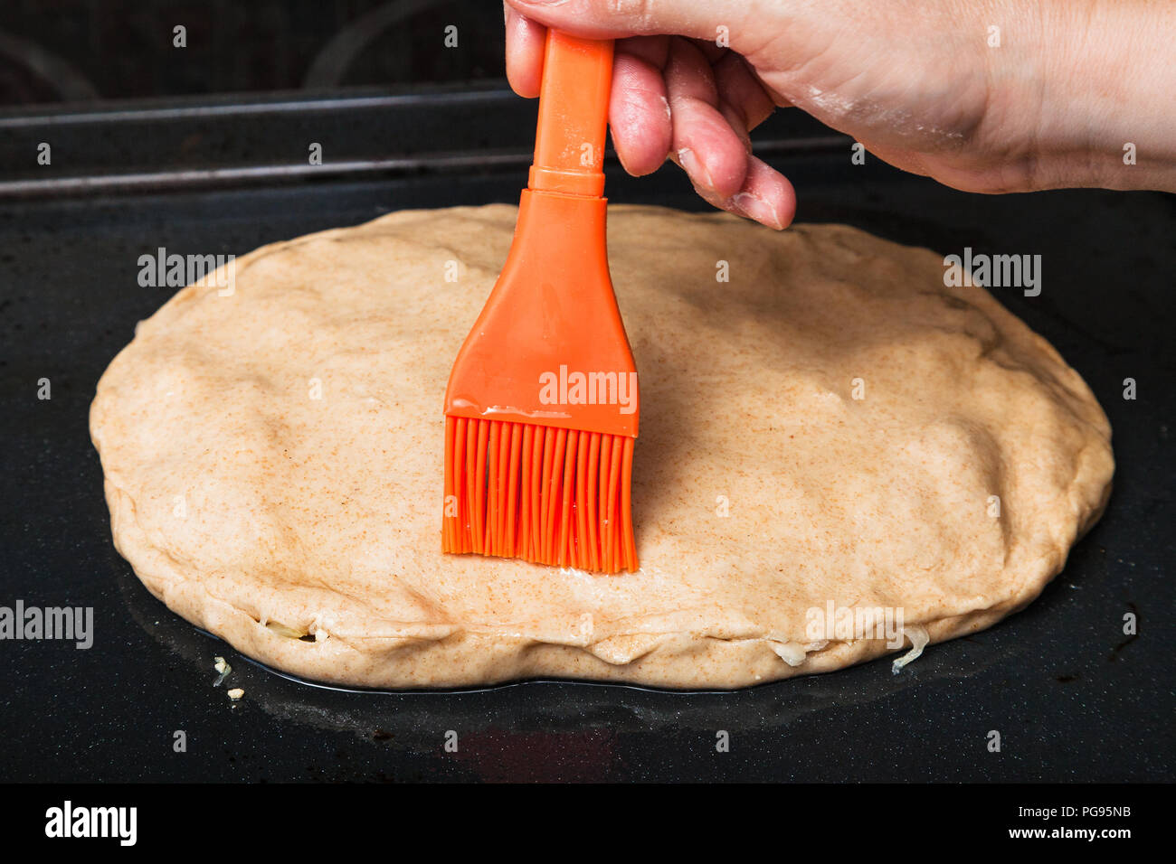 Чем смазать пирог перед выпечкой. Чем промазывают выпечку. Чем смазать пирог чтобы был мягким. Картинка турецкая форма для выпечки хлеба смазанная и в ней тесто. Чем помазать печенье перед выпечкой.