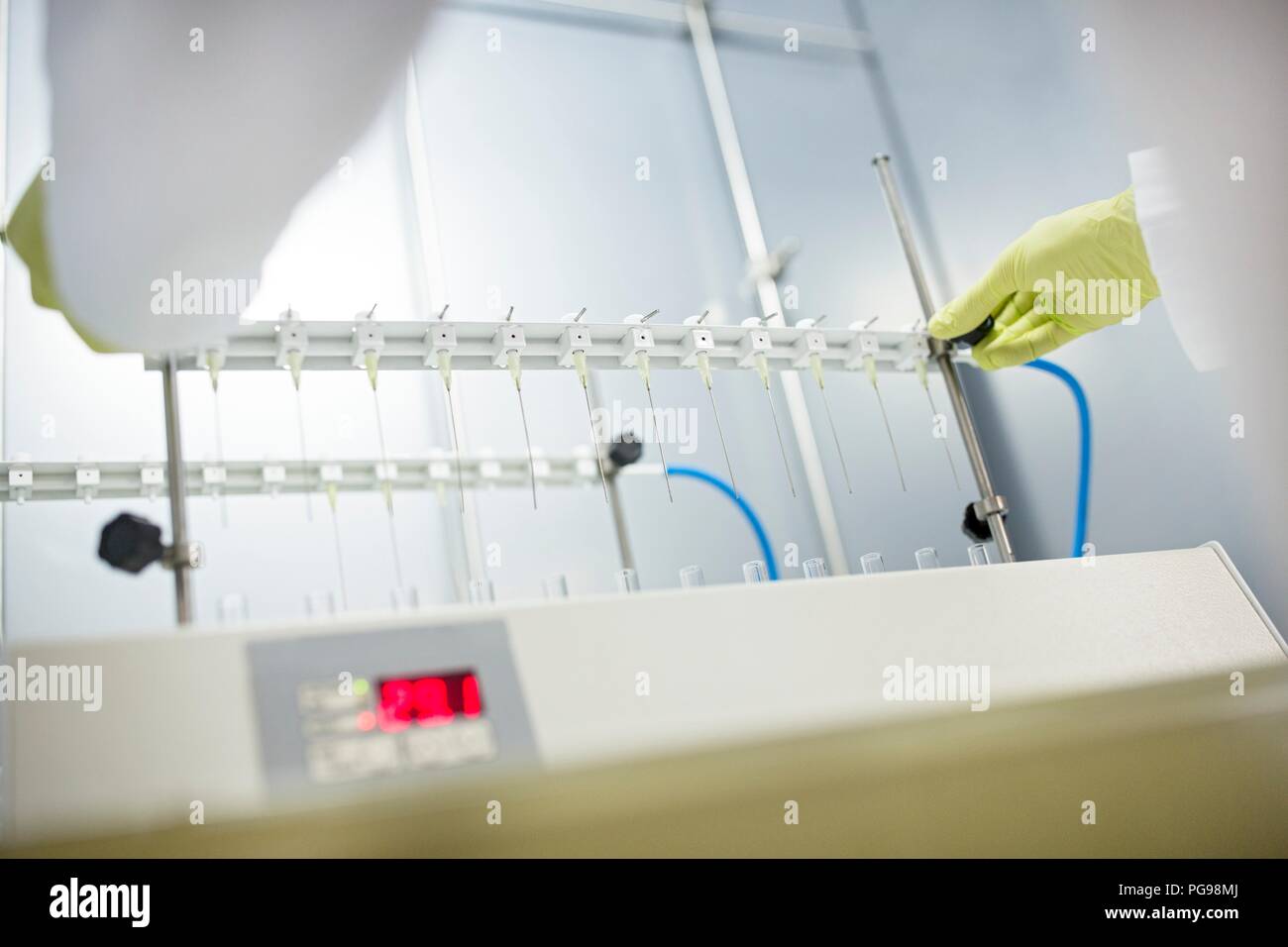 Solid phase extraction hires stock photography and images Alamy