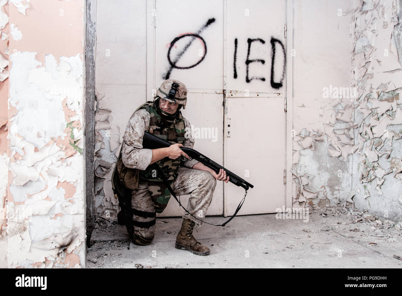 Marine shooter with shotgun take cover behind wall Stock Photo - Alamy