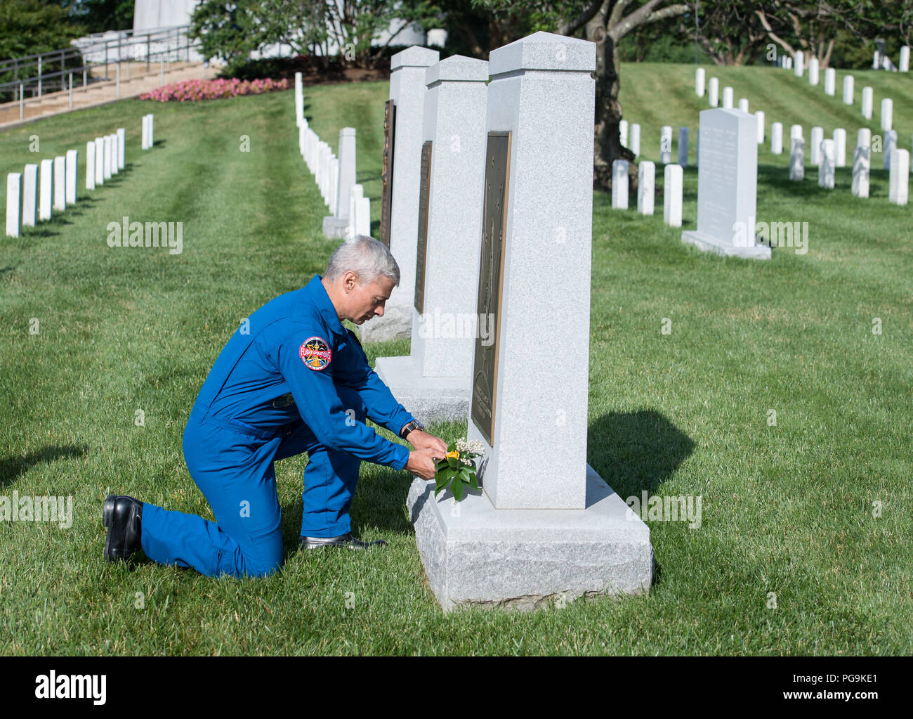 Nasa Astronaut Mark Vande Hei Places A Flower At The Space Shuttle Columbia Memorial Friday June 15 18 At Arlington National Cemetery In Arlington Va Stock Photo Alamy Nasa Astronaut Mark Vande Hei Places A Flower At The Space Shuttle Columbia Memorial Friday June 15 18 At Arlington National Cemetery In Arlington Va Stock Photo Alamy