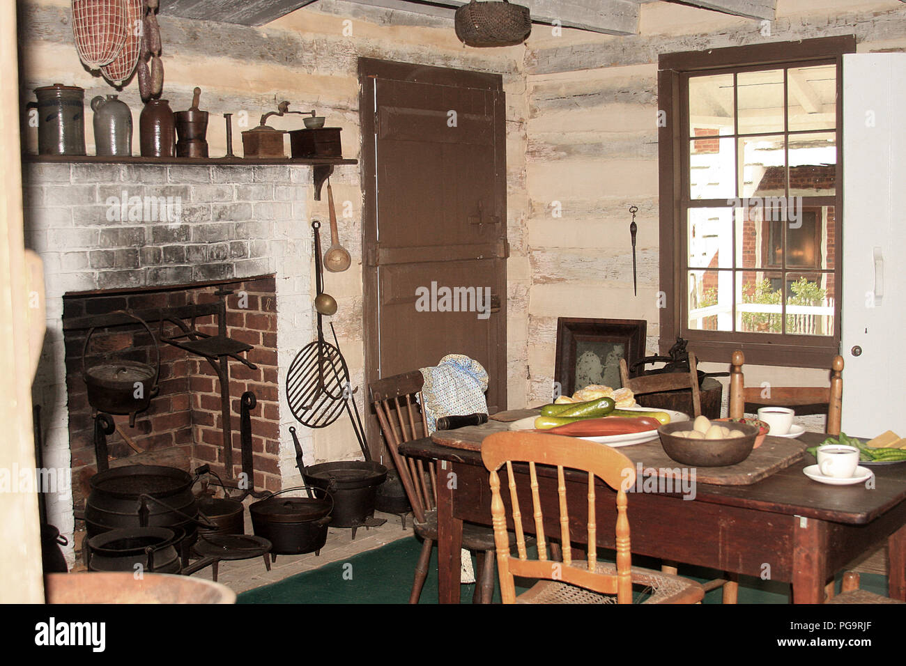 Historic house kitchen maid hi-res stock photography and images - Alamy