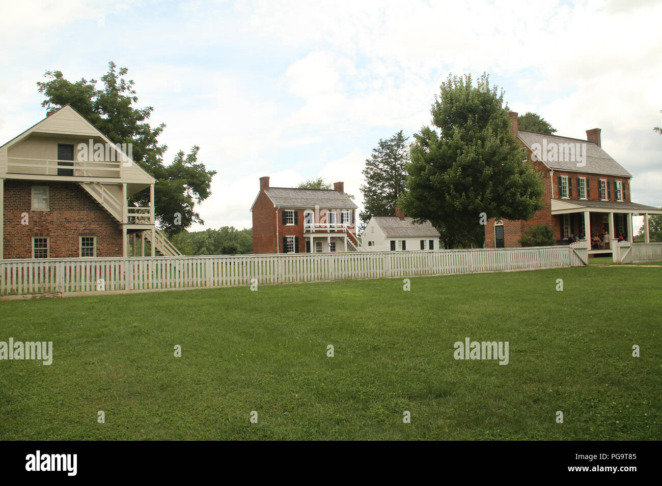 Clover Hill Tavern (right, 1819), with kitchen (back) and Guesthouse
