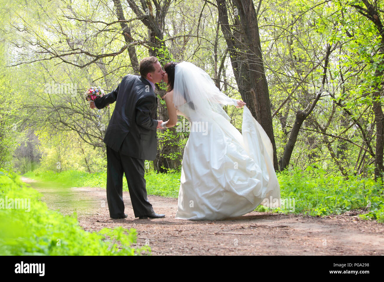 Couple kissing in alley hi-res stock photography and images - Alamy