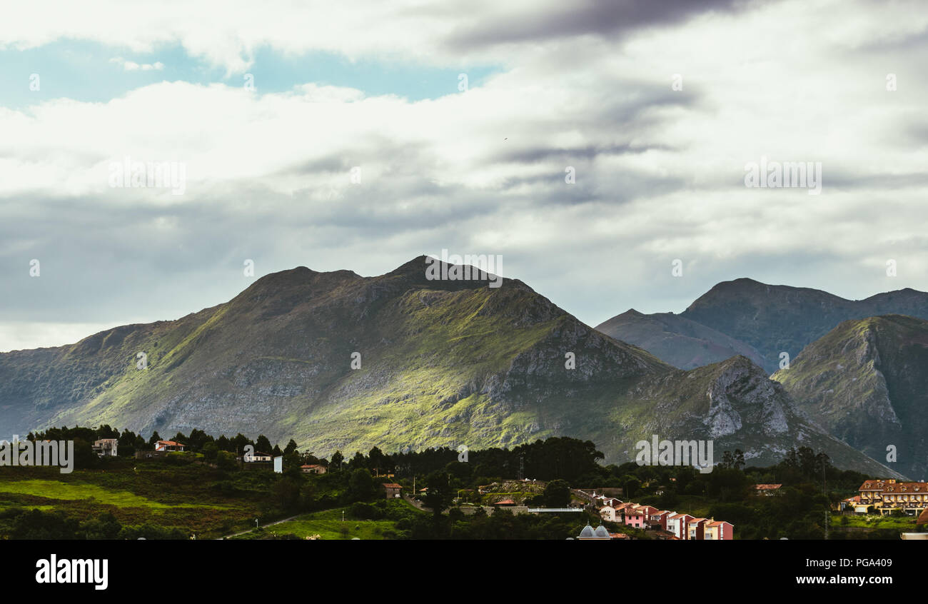Top of mountain hi-res stock photography and images - Alamy