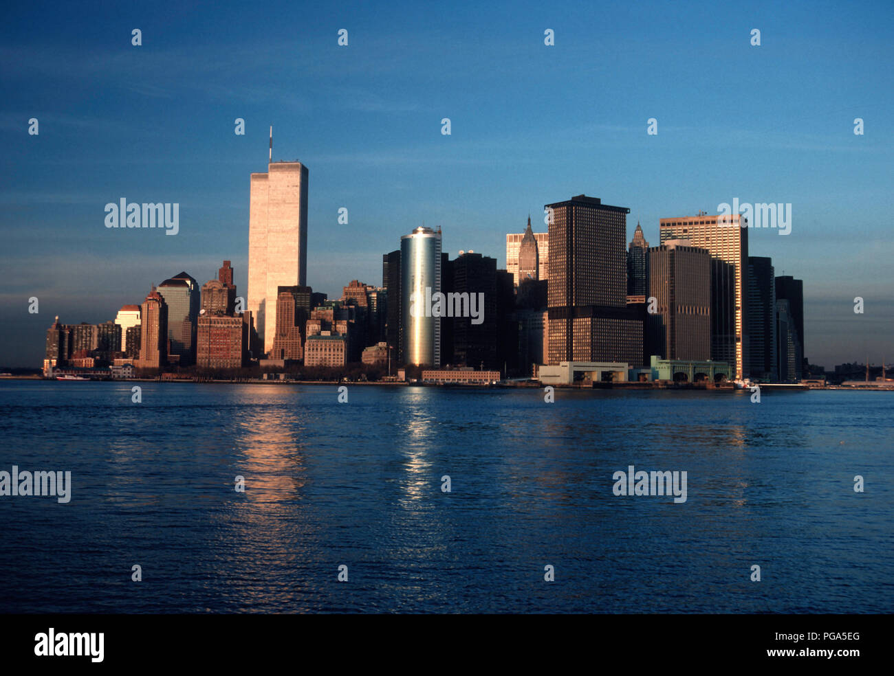 1989 HISTORICAL TWIN TOWERS (©MINORU YAMASAKI 1973) DOWNTOWN