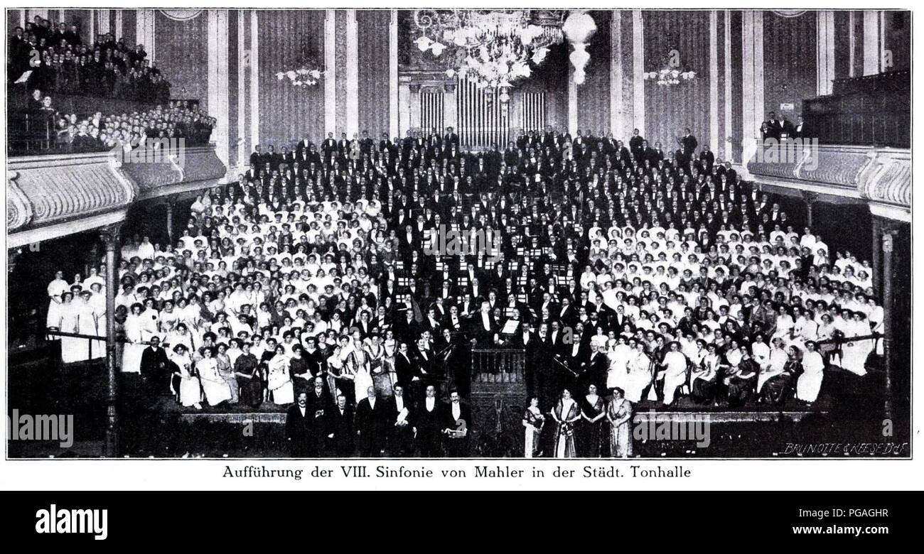 Aufführung der VIII. Sinfonie von Mahler in der Alten Tonhalle von Düsseldorf. Stock Photo