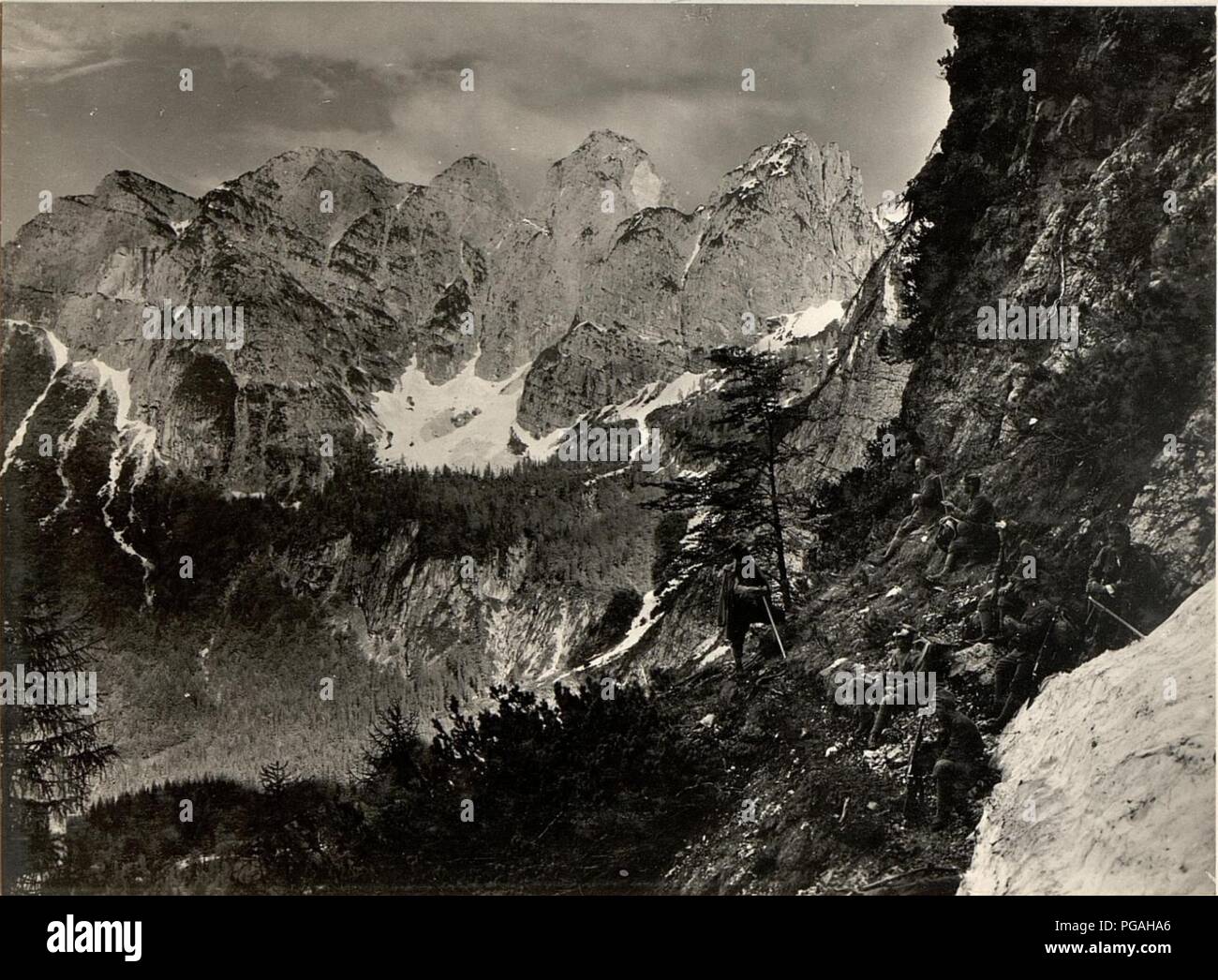 Aufstieg auf die kleine Naboisscharte, Hintergrund Schwalben-Spitzen, aufgenommen am 31.5.1916 Stock Photo