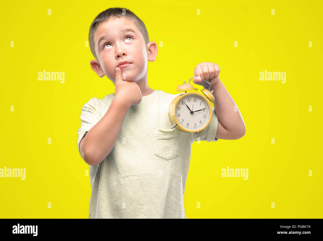 ребенок с часами. девочка с часами. ребенок держит часы 18. малыш с часами. ребенок держит часы.