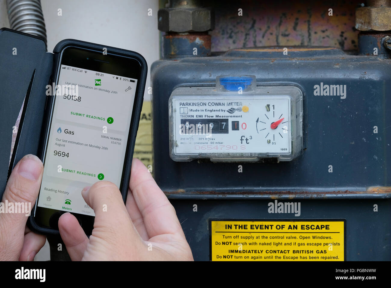 spijsvertering Portiek bevestig alstublieft Submitting gas and electric meter reading to energy company using an App on  a smart phone Stock Photo - Alamy