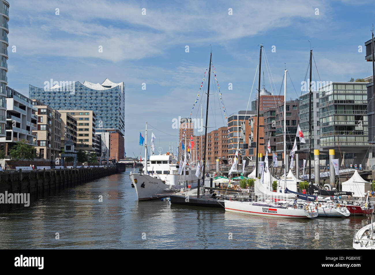 Elbe Philharmonic Hall with Kaiserkai and Sandtorkai, HafenCity ...