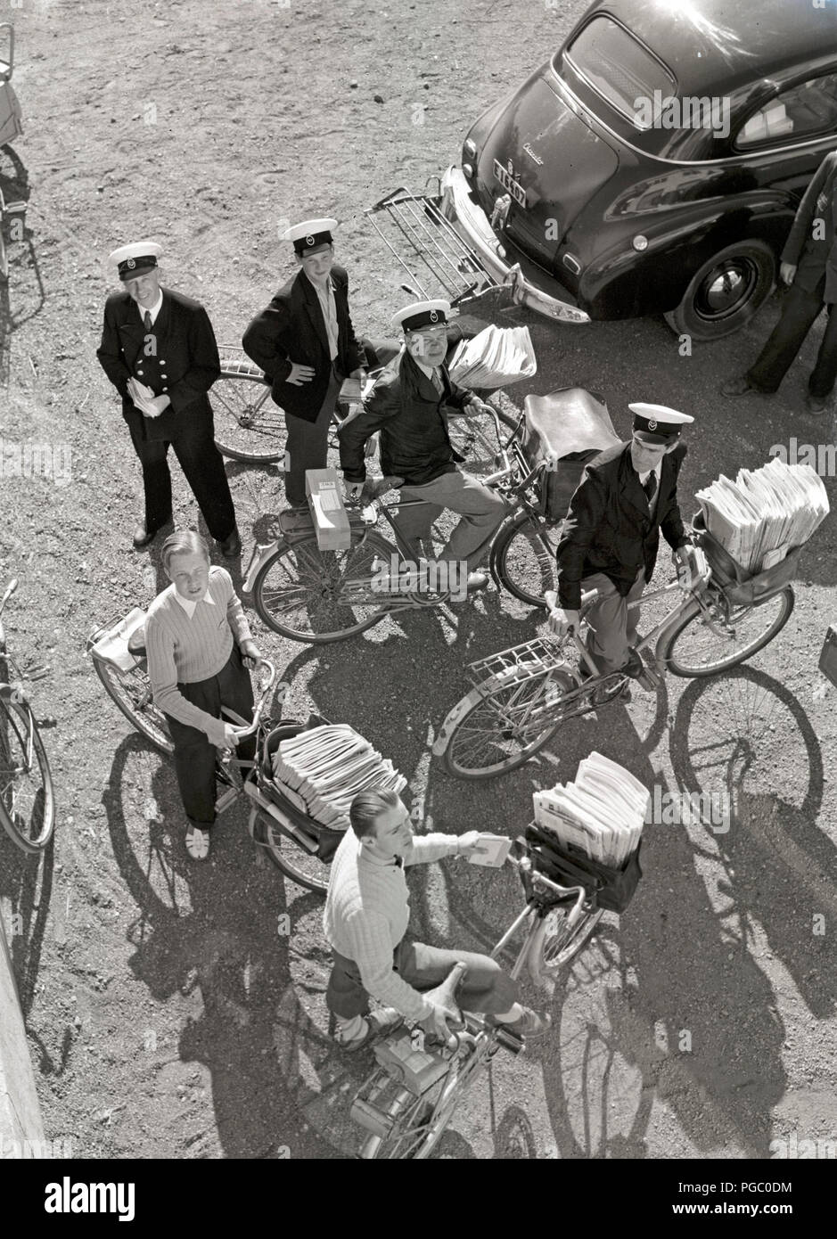 1950s mailmen. The post is ready to be delivered and the mailmen are sitting on their delivery bicycles with the letters and magazines in the rack in front. Sweden 1951   Photo Kristoffersson AO9-7 Stock Photo